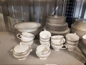 lot 41 image: China set