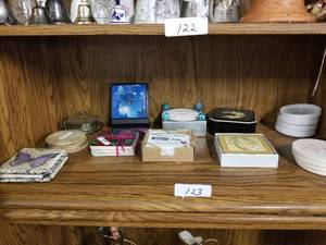 lot 123 image: Household items
