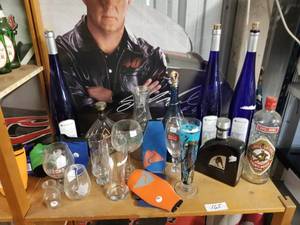 lot 165 image: Shelf Lot - Bar accessories