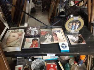 lot 164 image: Elvis Pressley Collectibles