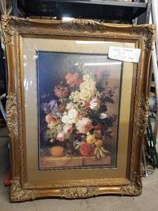 lot 105 image: Household Decorations