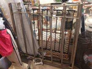 lot 158 image: Cast iron gate