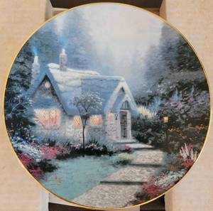 lot 10 image: VINTAGE 1991 THOMAS KINKADE LIMITED EDITION CEDAR NOOK COTTAGE COLLECTIBLE PLATE AS SHOWN.