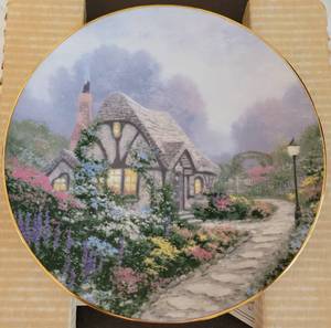 lot 11 image: VINTAGE 1991 THOMAS KINKADE LIMITED EDITION CHANDLERS COTTAGE COLLECTIBLE PLATE AS SHOWN.