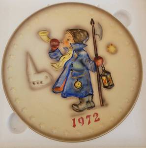 lot 12 image: VINTAGE 1972 M. J. HUMMEL HAND PAINTED 2ND ANNUAL COLLECTIBLE PLATE AS SHOWN.