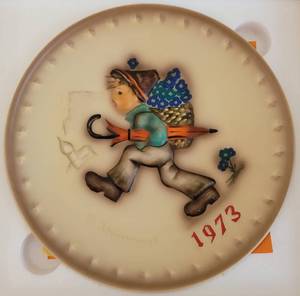 lot 13 image: VINTAGE 1973 M. J. HUMMEL HAND PAINTED 3RD ANNUAL COLLECTIBLE PLATE AS SHOWN.