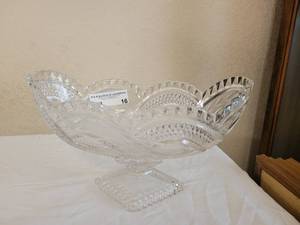 lot 16 image: FOOTED HEAVY GLASS VASE IN STYLE SHOWN. Approx. 12 x 7 x 7.