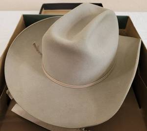 lot 19 image: VINTAGE PILGRIM FORMEASE WESTERNER HAT WITH ORIGINAL BOX IN SOLID OVERALL CONDITION FOR ITS AGE. SIZE 7 14.