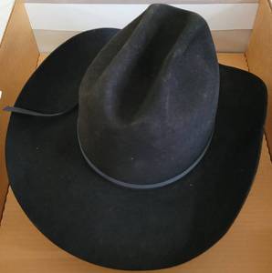 lot 20 image: VINTAGE STETSON 4X BEAVER BLACK FELT HAT WITH ORIGINAL BOX IN SOLID OVERALL CONDITION FOR ITS AGE AS SHOWN.