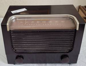 lot 33 image: VINTAGE RCA VICTOR STANDARD BROADCAST RADIO IN SOLID CONDITION FOR ITS AGE. TESTED AND POWERS ON. Approx. 12 x 7.5 x 8.5.