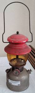 lot 39 image: RARE VINTAGE 1950S COLEMAN SINGLE MANTLE LANTERN MODEL 200A WITH AMBER PYREX GLOBE IN SOLID CONDITION FOR ITS AGE. CHECK IT OUT Approx. 6 x 12.