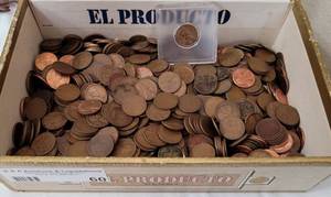 lot 60 image: LARGE AMOUNT OF VINTAGE PENNIES AS SHOWN.