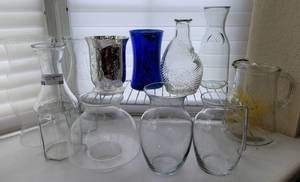 lot 85 image: MIXED LOT OF GLASS PITCHER, VASES AND MORE AS SHOWN.