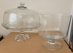 lot 86 image: FOOTED GLASS CAKE STAND WITH COVER PLUS FOOTED DESSERT BOWL AS SHOWN.