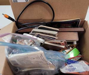 lot 94 image: MIXED LOT OF MISCELLANEOUS ITEMS INCLUDING VINTAGE GOLF TEES AND MORE AS SHOWN.