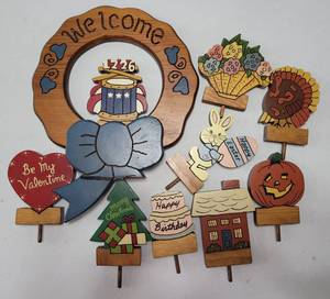 lot 95 image: LOT OF WOOD DECORATIONS AS SHOWN.