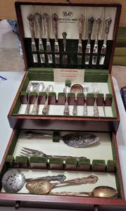 lot 122 image: 1847 ROGERS BROS. AMERICAS FINEST SILVERPLATE FLATWARE WITH ORIGINAL WOOD STORAGE BOX AS SHOWN.