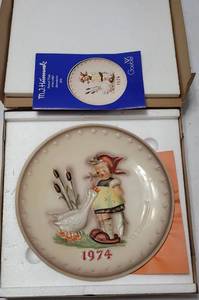 lot 125 image: VINTAGE 1974 M. J. HUMMEL HAND PAINTED 4TH ANNUAL COLLECTIBLE PLATE WITH ORIGINAL BOX AS SHOWN.