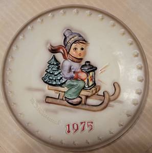 lot 126 image: VINTAGE 1975 M. J. HUMMEL HAND PAINTED 5TH ANNUAL COLLECTIBLE PLATE WITH ORIGINAL BOX AS SHOWN.