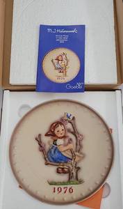 lot 127 image: VINTAGE 1976 M. J. HUMMEL HAND PAINTED 6TH ANNUAL COLLECTIBLE PLATE WITH ORIGINAL BOX AS SHOWN.