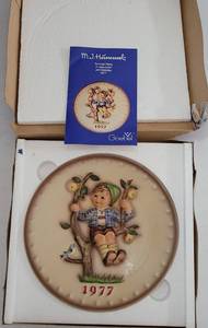 lot 128 image: VINTAGE 1977 M. J. HUMMEL HAND PAINTED 7TH ANNUAL COLLECTIBLE PLATE WITH ORIGINAL BOX AS SHOWN.