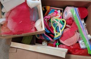 lot 138 image: LOT OF CRAFTING  SEWING ITEMS AS SHOWN.