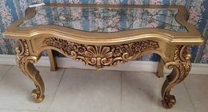 lot 141 image: GOLD TONE SMALL ACCENT TABLE WITH REFLECTIVE TOP AS SHOWN. Approx. 26.5 x 11.5 x 14.5.