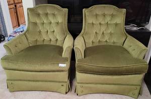 lot 149 image: LOT OF 2 VINTAGE GREEN UPHOLSTERED ACCENT CHAIRS IN SOLID OVERALL CONDITION AS SHOWN. (YOUR BID X 2)