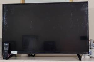 lot 153 image: VIZIO 39 FLAT SCREEN SMART TV MODEL D39h-D0 WITH REMOTE AS SHOWN.