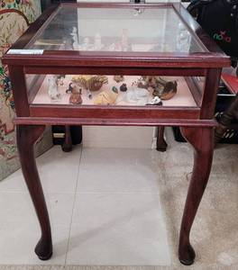 lot 158 image: VINTAGE CURIO STYLE ACCENT TABLE WITH CONTENTS AS SHOWN. Approx. 17.5 w x 22.5 d x 23.75 h.