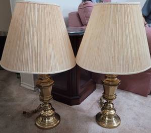 lot 170 image: LOT OF 2 VINTAGE BRASS STYLE LAMPS WITH SHADES AS SHOWN. (YOUR BID X 2)