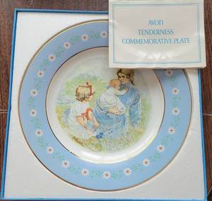 lot 189 image: VINTAGE 1974 AVON TENDERNESS COMMEMORATIVE PLATE IN BOX AS SHOWN.