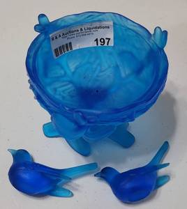 lot 197 image: BLUE GLASS BIRD NEST STYLE VASE WITH TWO BIRDS AS SHOWN.