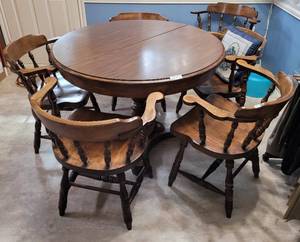 lot 210 image: VINTAGE WOODEN PEDESTAL TABLE WITH 2 LEAVES NOT PICTURED AND 6 CHAIRS IN STYLE, COLOR, AND CONDITION SHOWN. (YOUR BID X 7) Table approx. 44 diameter as shown.