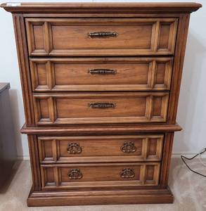 lot 225 image: VINTAGE CHEST OF DRAWERS IN STYLE, COLOR, AND CONDITION SHOWN. Approx. 40 x 20 x 51.