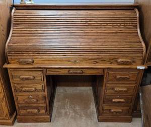 lot 231 image: VINTAGE ROLL TOP WOODEN DESK AS SHOWN. Approx. 53.5 x 29.5 x 50.