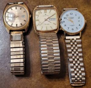 lot 256 image: LOT OF 3 VINTAGE MENS WRIST WATCHES AS SHOWN INCLUDING TIMEX AND HAMILTON.