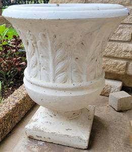 lot 258 image: LARGE OUTSIDE PLANTER AS SHOWN.