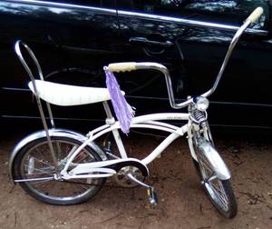 lot 268 image: SCHWINN STINGRAY REPLICA BIKE AS SHOWN.