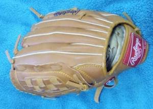 lot 269 image: RAWLINGS DEREK JETER GLOVE AS SHOWN.