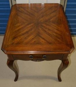 lot 69 image: Hekman Single Drawer End Table, Cabriole Legs