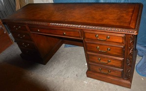 lot 16 image: Hooker Furniture Mahogany Desk
