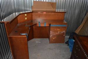 lot 17 image: Corner Receptionist Desk