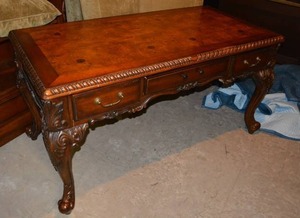 lot 3 image: Hooker Furniture Mahogany Desk