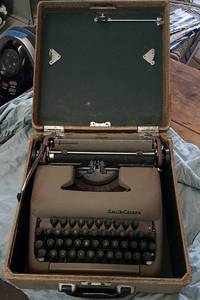 lot 14 image: Vintage Typewriter w Case