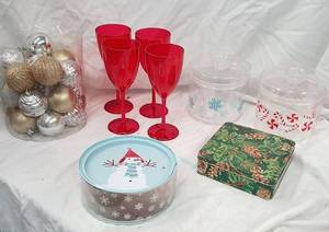 lot 21 image: Lot of Christmas-themed Items