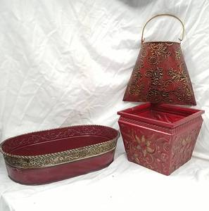 lot 25 image: 3 Pieces of Red & Gold Metal Decor