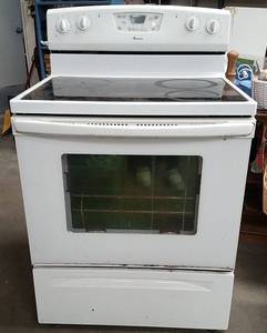 lot 7 image: Amana Glass-top Stove