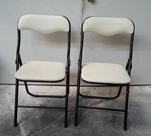 lot 67 image: 2 Folding Chairs