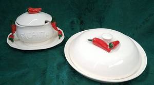 lot 79 image: Chili Pepper-themed Servingwear Dishes
